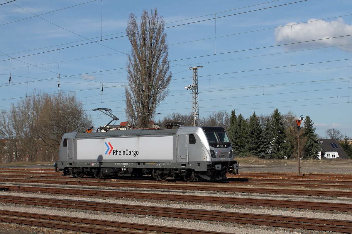 Jetzt sind sie auch im Raum Berlin/Brandenburg angekommen.
Die 187 079-9 der RheinCargo am 26.03.2017 in Oranienburg abgestellt.
