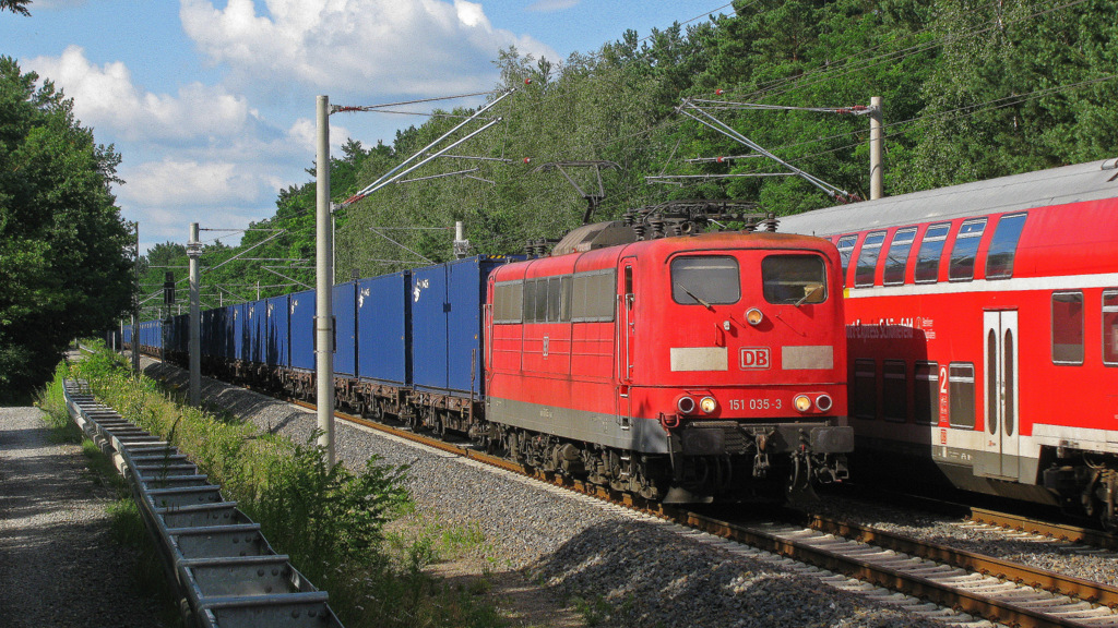 Jetzt ist Winter und ich muss mal weiter mein Repertoire hier ausbauen.
Am 09.07.2012 kam zuerst die 151 035-3 vermutlich mit dem GZ China - Leipzig.