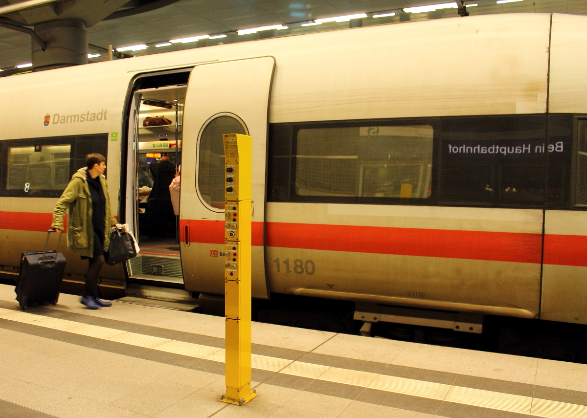 Jetzt wird bei den ICE-T nach München auch der der Startbahnhof angezeigt, leider im Spiegelbild.
Der ICE 1515  Darmstadt  am 19.12.2013 in Berlin Hbf (tief).