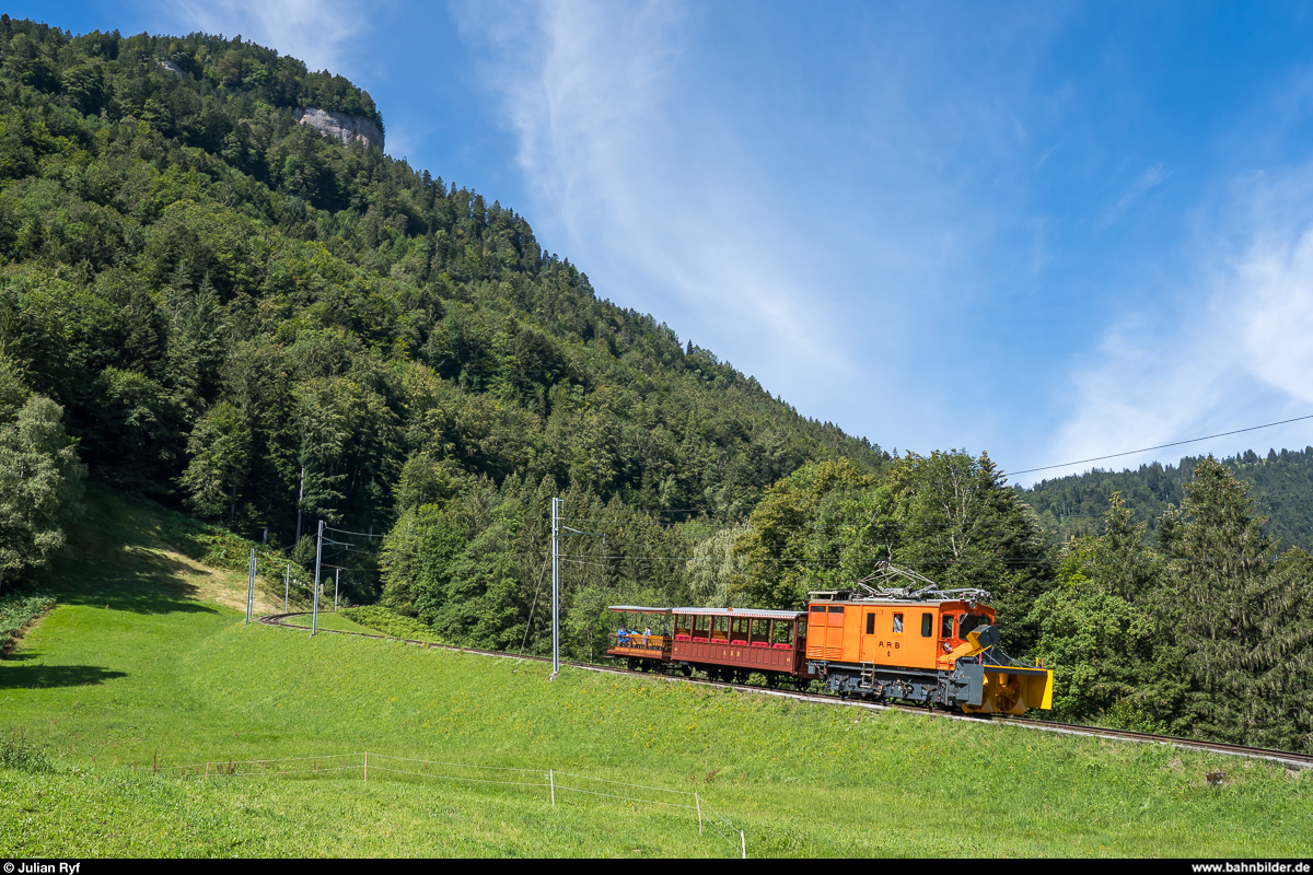 Jeweils am Mittwoch ist an der Rigi  Historic-Tag , das heisst, es kommt ausschliesslich Rollmaterial zum Einsatz, welches mindestens 50 Jahre alt ist. <br>
Am 19. August 2020 kam es zum wahrscheinlich ersten Mal seit 1983 wieder zu einem Einsatz der He 2/3 8 der ARB an fahrplanmässigen Personenzügen. Hier auf Talfahrt oberhalb der Haltestelle Kräbel.