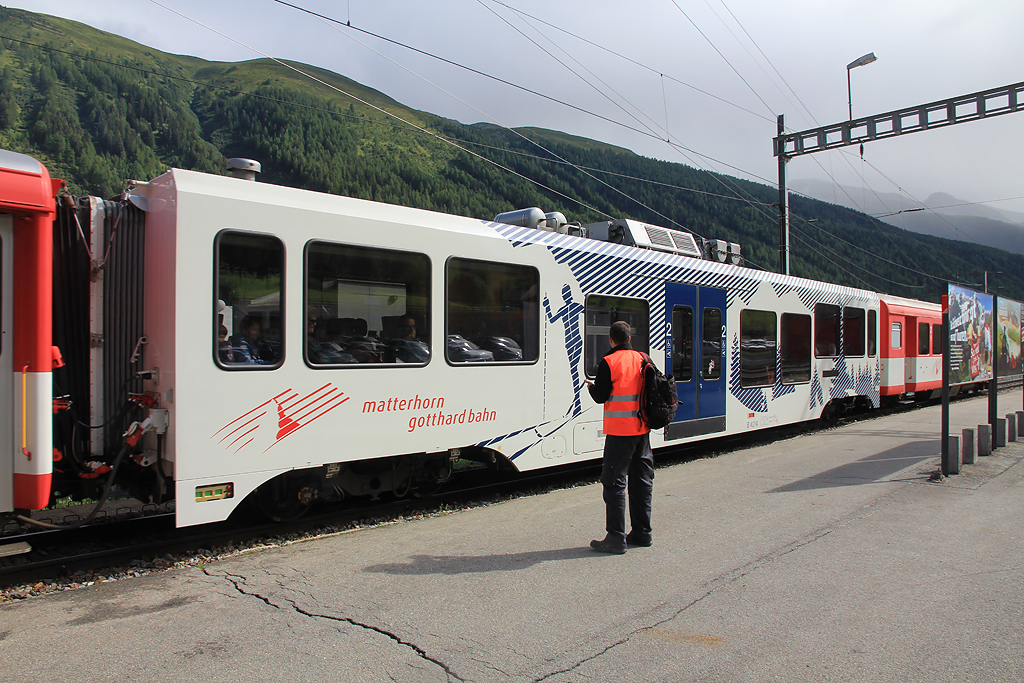 Jeweils ein MGB Niederflur-Zwischenwagen ist im Regio eingereiht und erleichtert u. a. den Einstieg. Kurz vor der Abfahrt in Oberwald, 15. Aug. 2014, 16:21