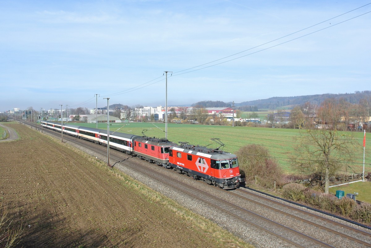 Jeweils Fr-So verkehrt der IR 2265 zwischen Zrich HB und St. Gallen mit zwei Re 4/4 II. Am 06.02.2016 war die D-Lok sogar eine Lion Re 420; Re 420 229-7 und die von Cargo angemietete ETCS Re 4/4 II 11258 mit 6 Personenwagen bei Bassersdorf.
