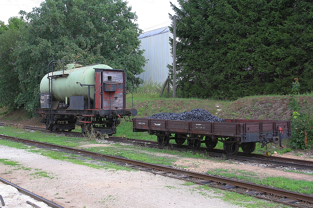 JHMD Nt/u 3150 und der aufgeschemmelte CSD R 566 454 am 05.August 2018 im Bahnhof Nova Bystrice.