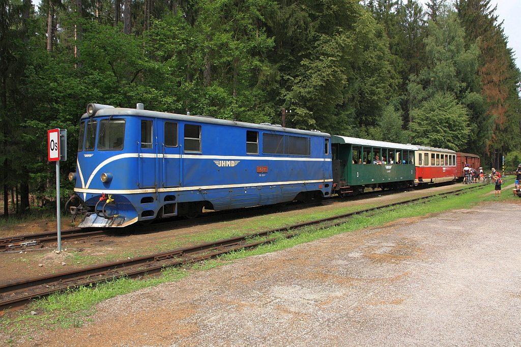 JHMD T47 015 (705 915-7) am 05.August 2018 mit dem OS 21254 (Jindrichuv Hradec - Nova Bystrice) im Bahnhof Strizovice.