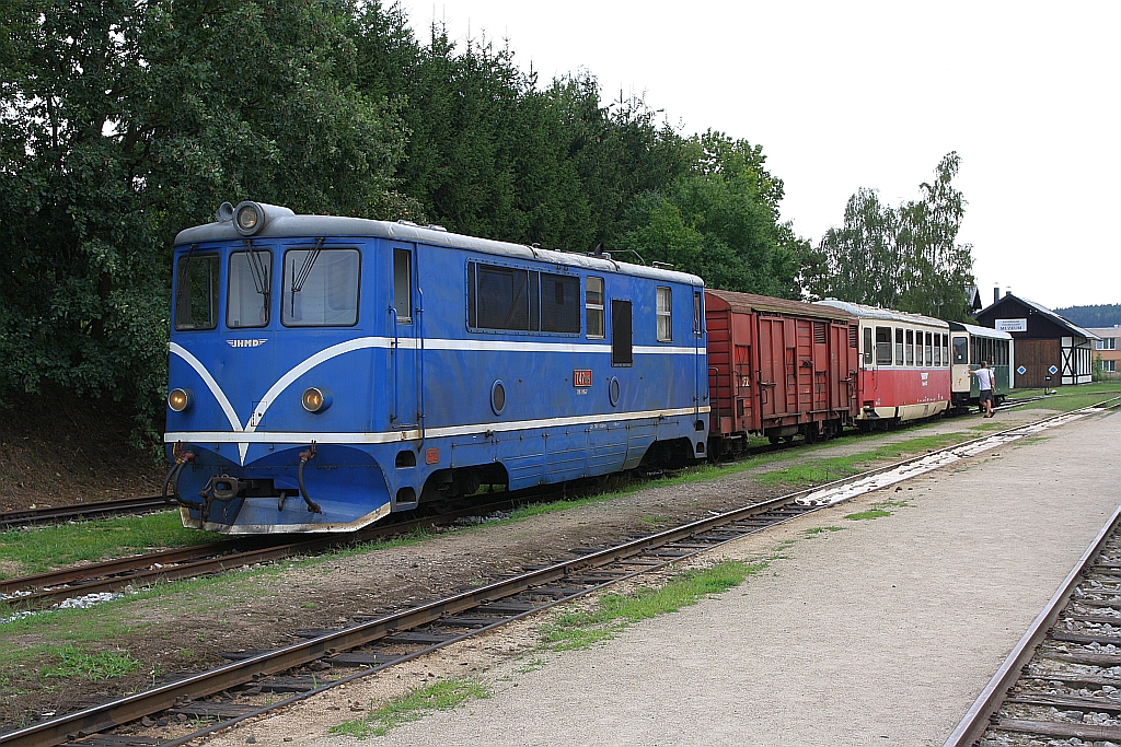 JHMD T47 015 (705 915-7) mit dem OS 21255 nach Jindrichuv Hradec am 05.August 2018 im Bahnhof Nova Bystrice.