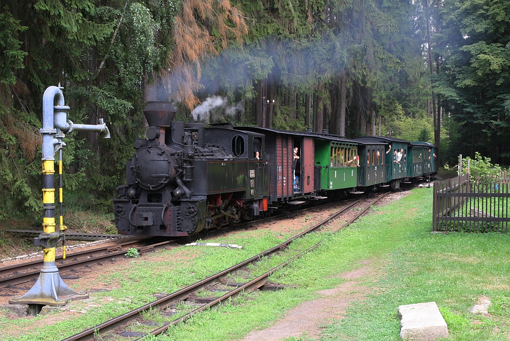 JHMD U46 001 fährt am 05.August 2018 mit dem OS 21280 (Jindrichuv Hradec - Nova Bystrice) in den Bahnhof Strizovice ein.