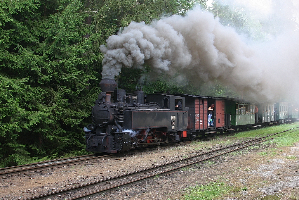 JHMD U46 001 fährt am 05.August 2018 mit dem OS 21280 (Jindrichuv Hradec - Nova Bystrice) aus dem Bahnhof Strizovice.