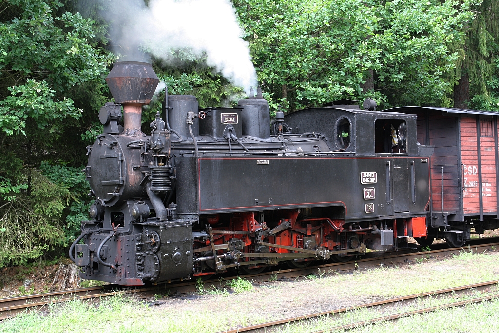 JHMD U46 001 vor dem OS 21280 (Jindrichuv Hradec - Nova Bystrice) am 05.August 2018 im den Bahnhof Strizovice.