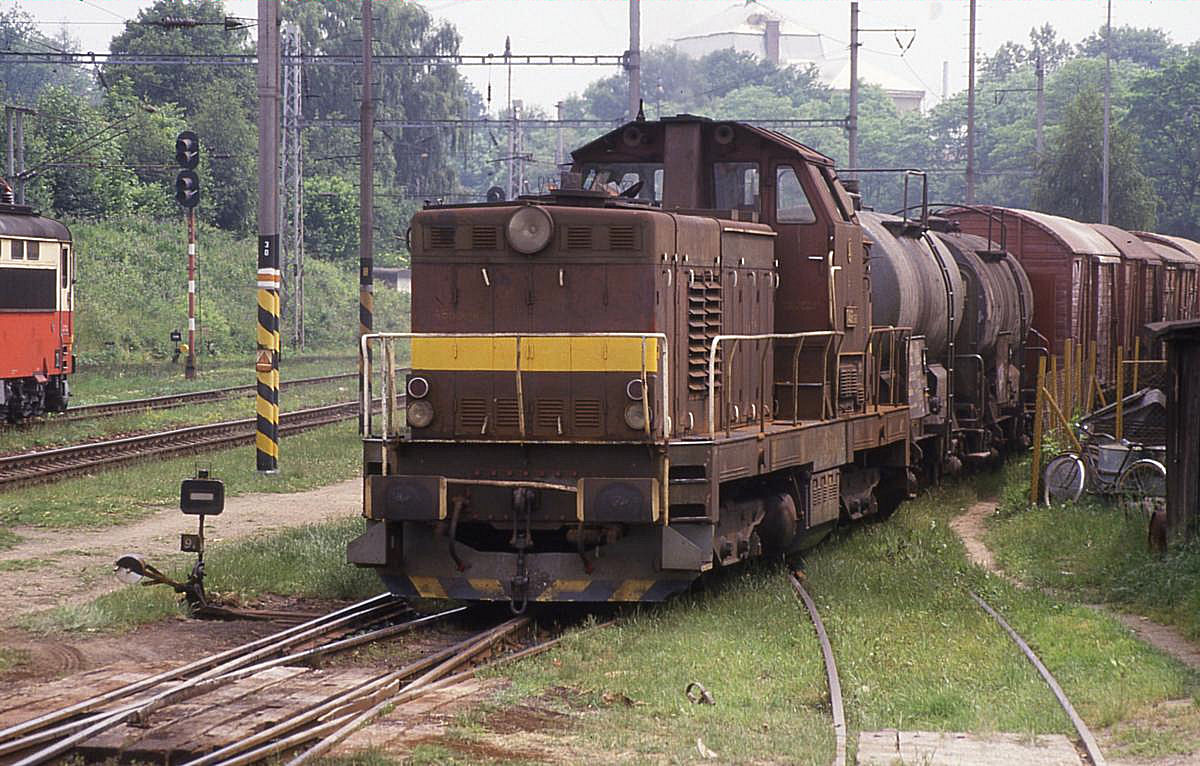 Jindrichuv Hradec 21.6.1988
T 466058 rangiert Güterwagen im Bahnhof.