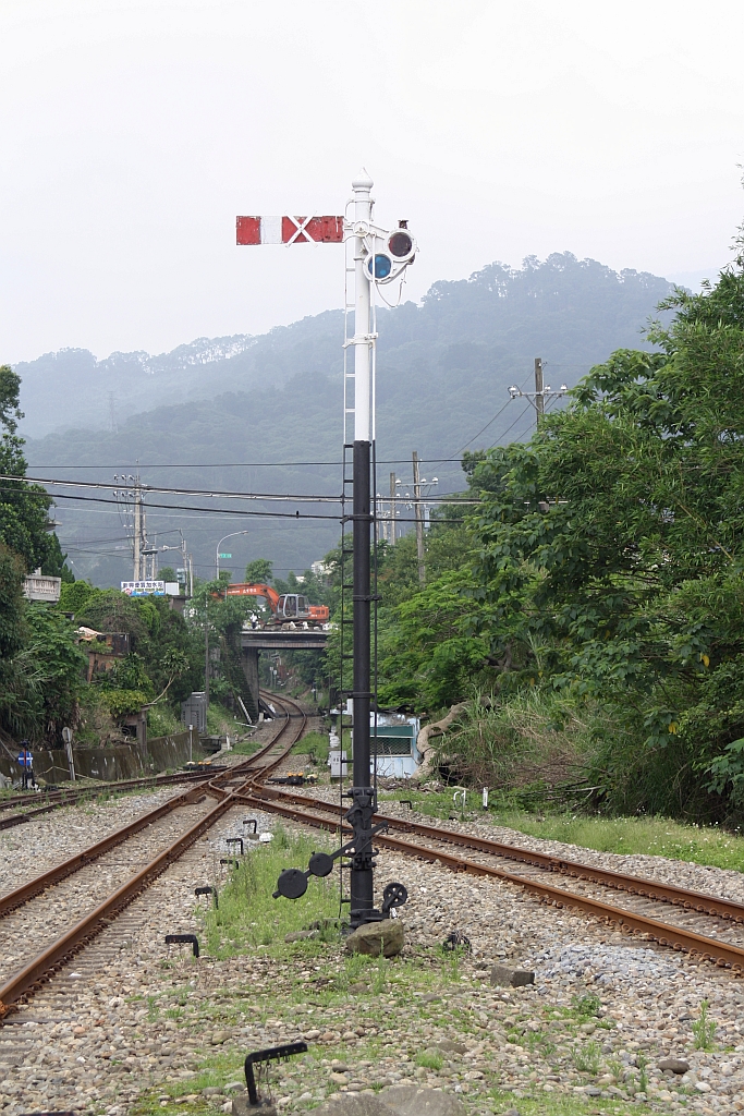 Jiuzantou Station am 01.Juni 2014, Ausfahrsignal (außer Betrieb) in Richtung Neiwan.