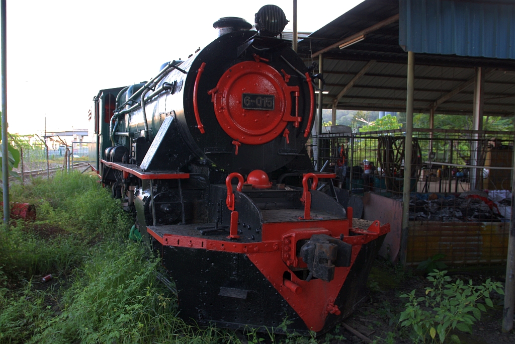 JKNS 6-015 (ex NBR 15, 1'C1' h2, Hersteller: Vulcan Foundry / England, Baujahr: 1955, Fabr.Nr.: 6275) am Morgen des 15.Februar 2025 in der Werkstätte bei der Stesen Tanjung Aru.  - Die Lok wird bei den Touristenzügen  Train to Muara Sungai Benoni  und  Chartered Service Steam Train  eingesetzt und wurde am 05.Juni 2024 für ein Monat zur planmäßigen Wartung abgestellt, wartete aber bei meinem Besuch leider noch immer auf Ersatzteile.