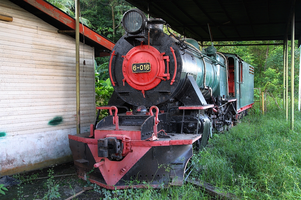 JKNS 6-016 (ex NBR 16, 1'C1' h2, Hersteller: Vulcan Foundry / England, Baujahr: 1955, Fabr.Nr.: 6276) am Morgen des 15.Februar 2025 in der Werkstätte bei der Stesen Tanjung Aru. - Die Lok ist offiziell betriebsfähig, dient aber schon längere Zeit als Ersatzteilspender.