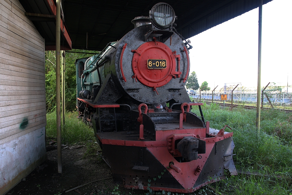 JKNS 6-016 (ex NBR 16, 1'C1' h2, Hersteller: Vulcan Foundry / England, Baujahr: 1955, Fabr.Nr.: 6276) am Morgen des 15.Februar 2025 in der Werkstätte bei der Stesen Tanjung Aru. - Die Lok ist offiziell betriebsfähig, dient aber schon längere Zeit als Ersatzteilspender.