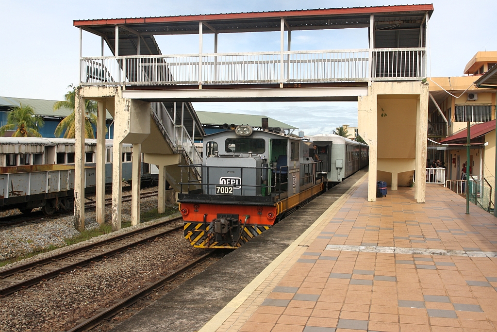 JKNS 7002 (Hersteller: OEPL, Ovis Equipments Private Ltd., Indien, Type: YHD 800 48) ist am 10.Februar 2025 mit dem PS101 aus Sembulan in der Stesen Beaufort angekommen und wird den Wagensatz zur Rückfahrt als PU502 umfahren.