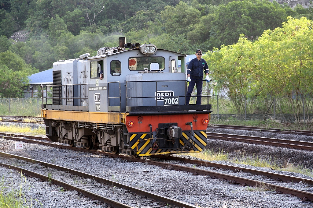 JKNS 7002 (Hersteller: OEPL, Ovis Equipments Private Ltd., Indien, Type: YHD 800 48) am 15.Februar 2025 bei Verschubtätigkeiten in Stesen Tanjung Aru.