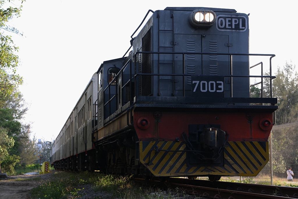 JKNS 7003 (Hersteller: OEPL, Ovis Equipments Private Ltd., Indien, Type: YHD 800 48, Baujahr 2023) am 15.Februar 2025 mit dem, nur an Samstag verkehrenden, Touristenzug  TRAIN TO MUARA SUNGAI BENONI  in der eigens für diesen Zug im Strecken-Km 48,55 errichteten die Stesen Muara Sungai Benoni.