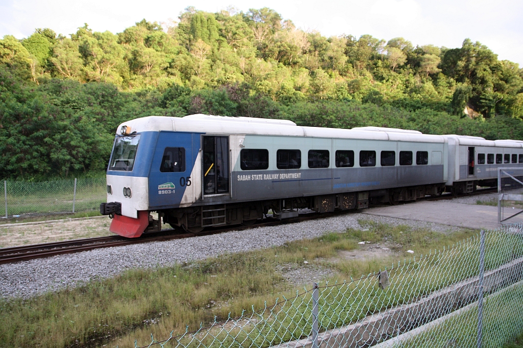 JKNS 8903-1 als letztes Fahrzeug von Zug PS 104 (Sembulan - Beaufort) am 08.Februar 2025 bei der Einfahrt in die Stesen Tanjung Aru.
