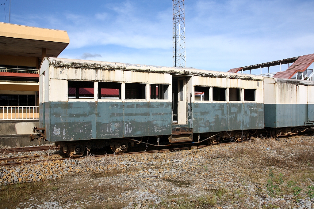 JKNS TB 67 am 10.Februar 2025 in der Stesen Beaufort. - Diese Wagentype ist ein Eigenbau von JKNS (engl. SSR) und wurde 1967-68 im damaligem Workshop Tanjung Aru gebaut.