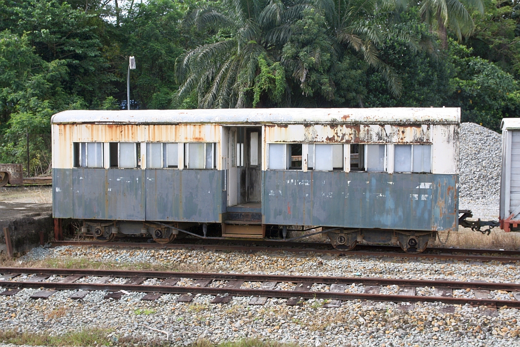 JKNS TB 73 am 10.Februar 2025 in der Stesen Beaufort. - Diese Wagentype ist ein Eigenbau von JKNS (engl. SSR) und wurde 1967-68 im damaligem Workshop Tanjung Aru gebaut.