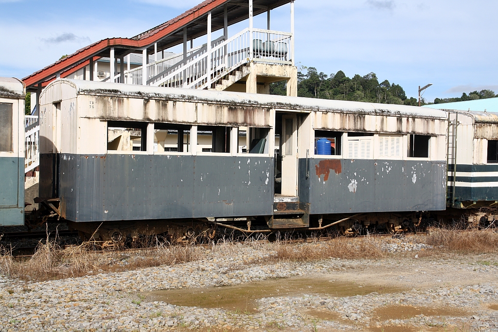 JKNS TB 76 am 10.Februar 2025 in der Stesen Beaufort. - Diese Wagentype ist ein Eigenbau von JKNS (engl. SSR) und wurde 1967-68 im damaligem Workshop Tanjung Aru gebaut.