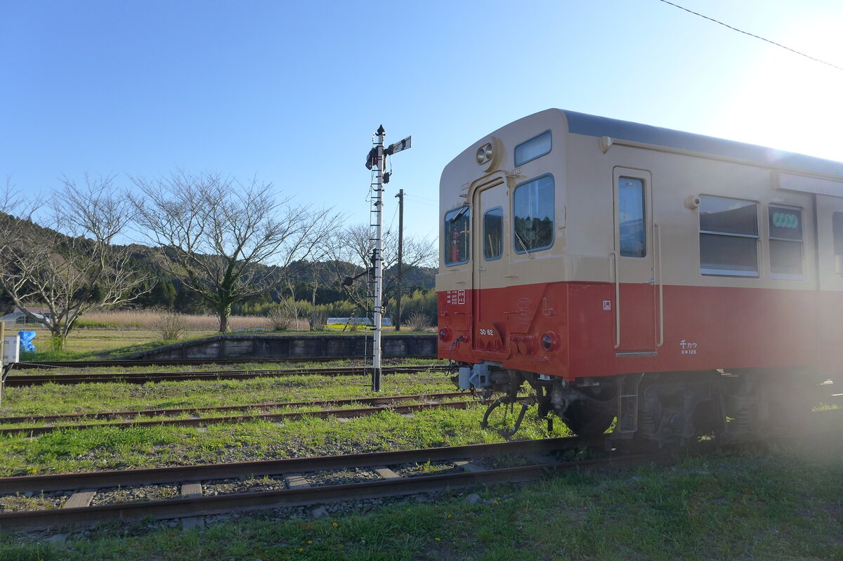 JNR Dieseltriebwagen Baureihe KIHA 30 mit Formsignale, In Bahnhof Kuniyoshi der Isumi Railway, Am 15.03.2020.