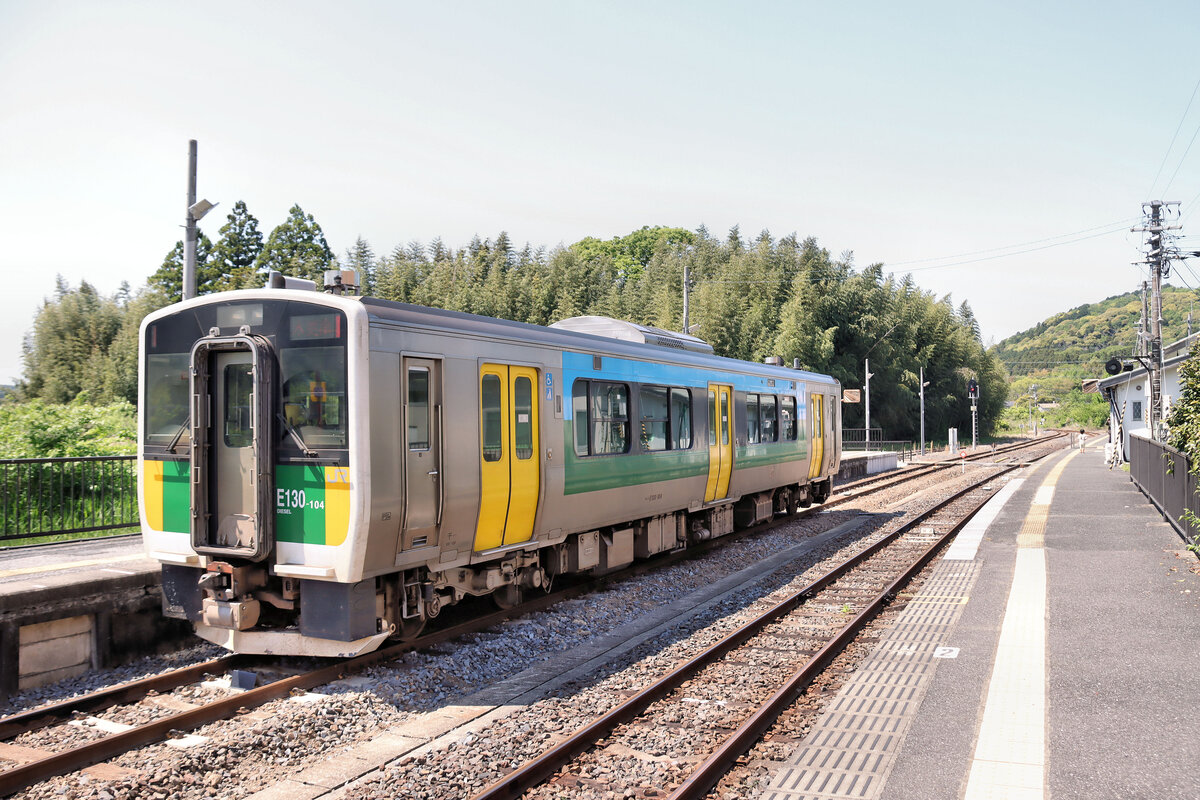 JR East Japan (JR Higashi Nihon), Dieseltriebwagen Serie E130. Im Jahr 2012 wurden für Kururi-Linie auf der Bôsô-Halbinsel nördlich von Tokyo 10 neue Triebwagen mit nur einfachen Längsbänken der Wand entlang in Betrieb genommen, als Serie E130-101 bis 110.
Der Betrieb auf der oberen Hälfte der 32,3 km langen Kururi-Linie in die Berge der Halbinsel hinauf wird demnächst (noch unklar wann) stillgelegt. Im Bild KIHA E130-104 in Kururi, 30.April 2025  

