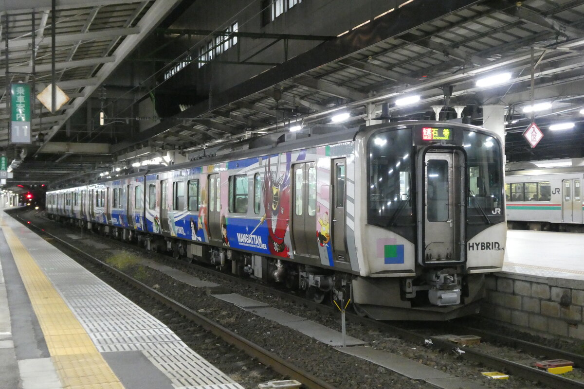 JR East Senseki- / Tôhoku Linie Nahverkehrszug mit Hybridtriebzug serie HB-E210, am Bahnhof Sendai. 06.01.2024