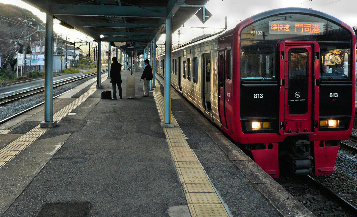 JR Kyûshû Serie 813: Blick in den Sonnenuntergang am Bahnhof Ebitsu an der Nordküste von Kyûshû, mit Zug 813-1103. 1.Dezember 2010
04.11.2019 