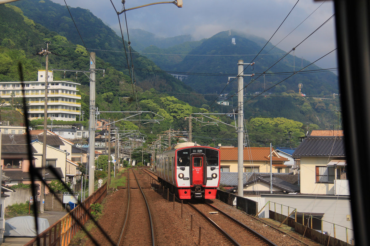 JR Kyûshû Serie 815: Zug 815 Nr.16 kommt in der Bucht von Beppu entgegen. 7.Mai 2016 