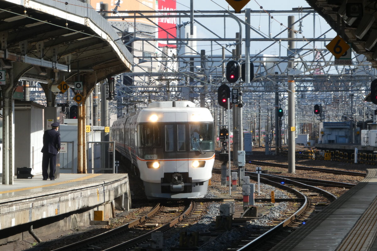 JR Limited Express service  Shinano  von Nagoya nach Nagano mit serie 383 (Mit Vordertür), am bahnhof Nagoya, 29.03.2024