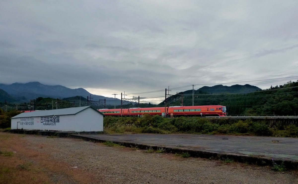 JR Serie 253-1000: In den Bergen von Nikkô fährt dieser JR-Zug auf den Geleisen des Tôbu-Konzerns Richtung Tokyo aus. 21.Oktober 2011.