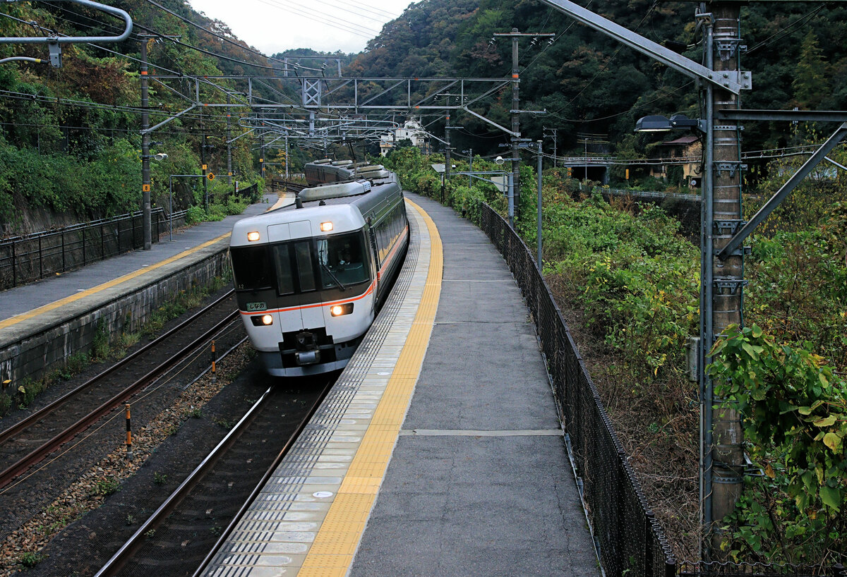 JR Tôkai (JR Central), Intercityzüge Serie 383 mit neigbarem Wagenkasten: Zug 383 Nr.2 kommt aus den Bergen herunter durch die Kokokei-Schlucht, zuvorderst das Zugsende mit Durchgangstüren. 6.November 2023 