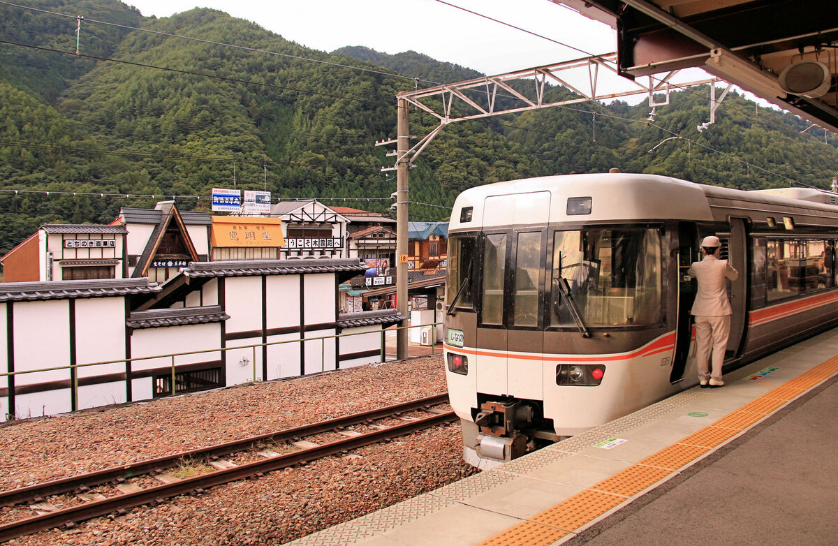 JR Tôkai (JR Central), Intercityzüge Serie 383: Zug 383 Nr. 9 beim Halt in Kiso Fukushima. Die Schaffnerin muss stramm zuhinterst am Zug stehen und die Situation überwachen und gegebenenfalls den Fahrgästen mit Information helfen. 11.Oktober 2016 