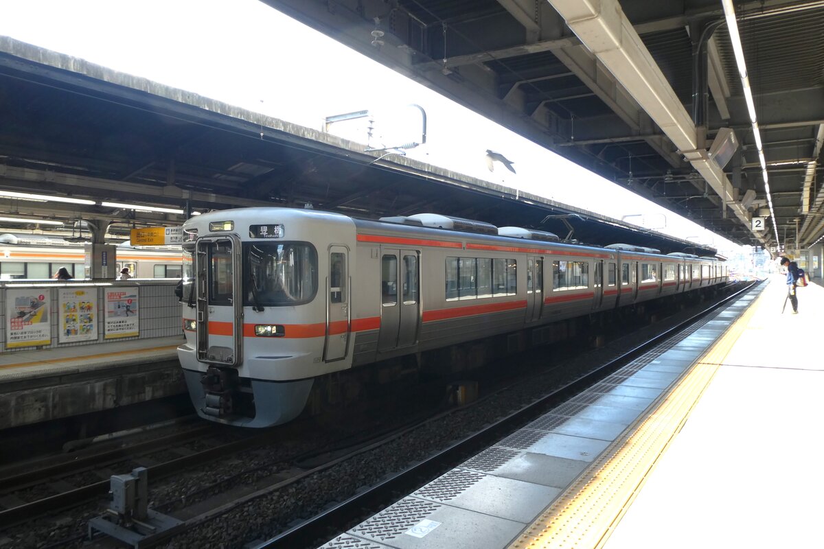 JR Tôkai (JR Central) Serie 313 als Nahverkehrszug nach Toyohashi auf der Tôkaidô Hauptlinie, am bahnhof Nagoya, 29.03.2024.