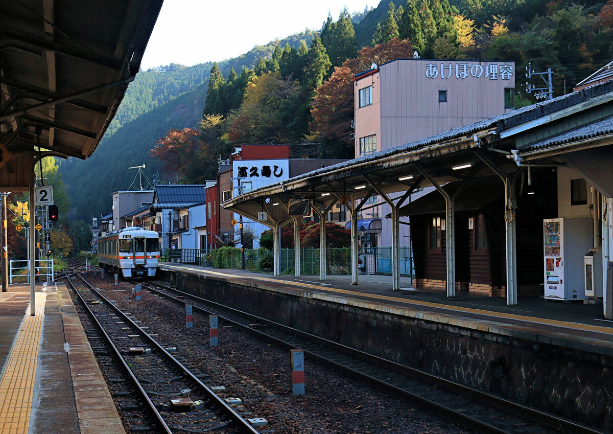 JR Tôkai, KIHA 25: In der Abenddämmerung fährt Zug KIHA 25-1008 in das für seine heissen Quellen bekannte Städtchen Gero ein.  