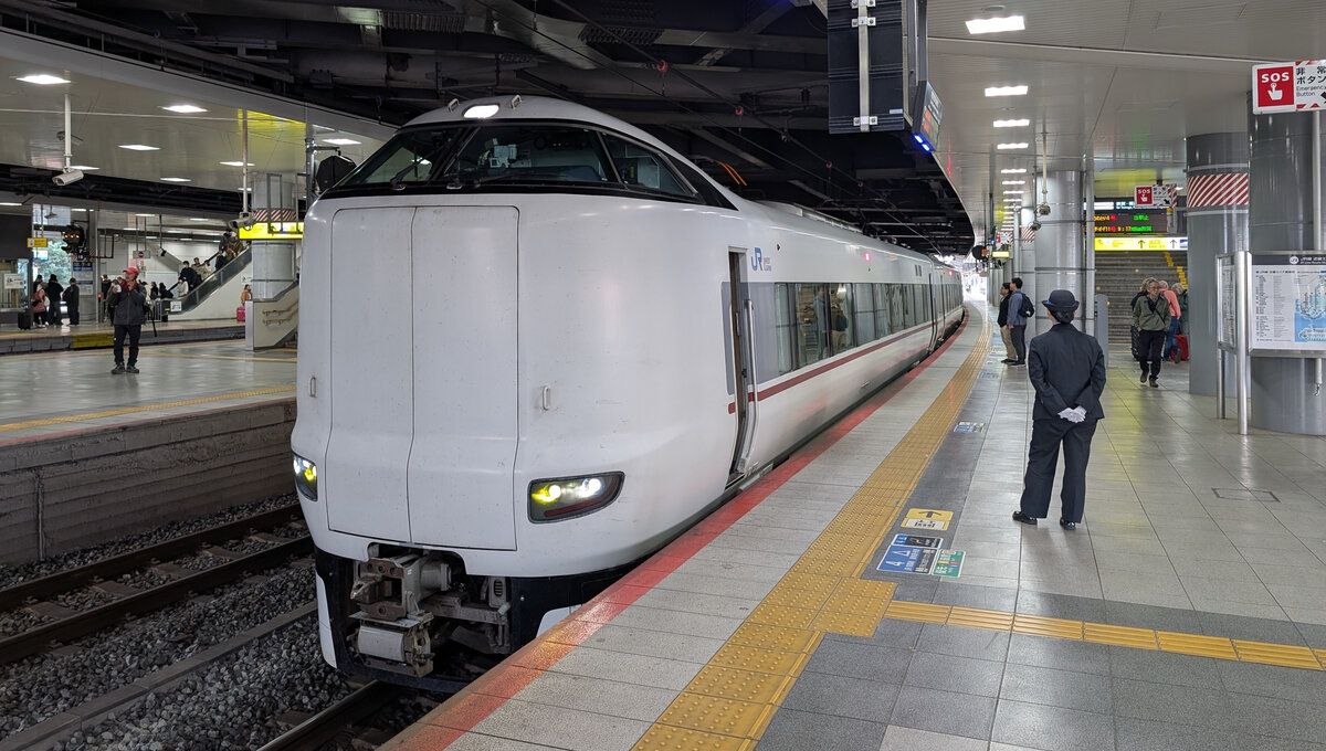 JR West Hashidate-Expresszug der Baureihe 287 mit rotem Streifen, FA03, Thunderbird 9 Limited Express Tsuruga, im Bahnhof Shin-Ōsaka. Aus der Baureihe FA01–07.