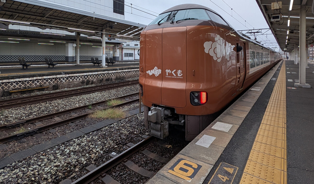 JR West Yakumo 723 Limited Express-Triebzug Y2 im Bahnhof Kurashiki am 26. Oktober 2025. F�hrt zwischen Okayama und Izumo.