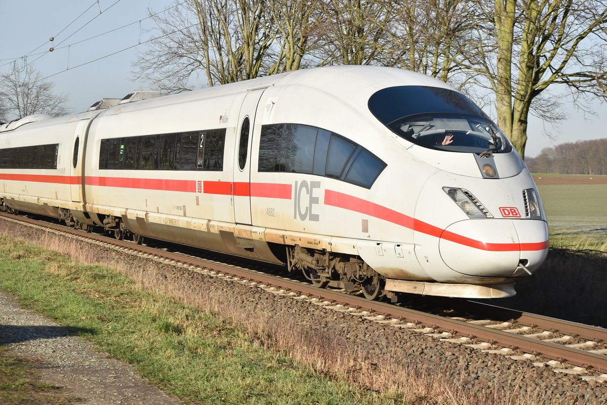 Jruss ussem Cölle.....Grüße zurück an den Tf des ICE 4682 namens Köln. 
Der Umleiterzug ist hier bei Boisheim gen Mönchengladbach unterwegs.19.1.2019