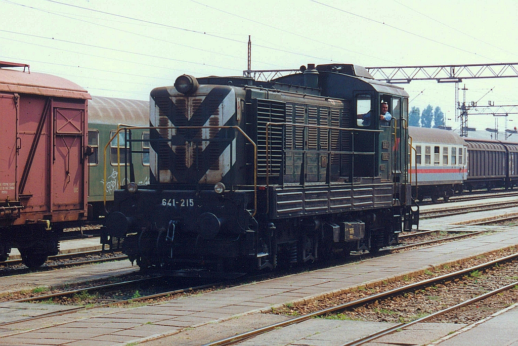 JSC 641-215 am 24.August 2001 in Subotica. (Fotoscan)