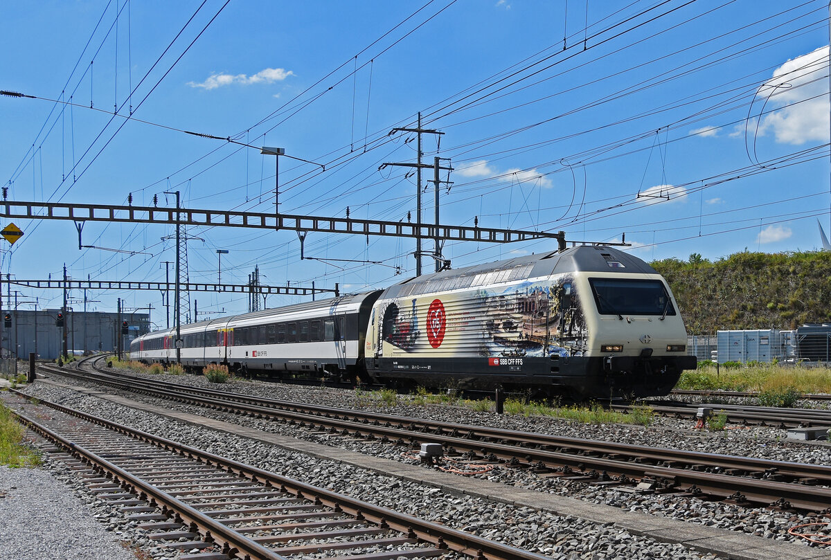 Jubi Lok 460 019-3  175 Jahre Schweizer Eisenbahnen  durchfährt den Bahnhof Pratteln. Die Aufnahme stammt vom 13.06.2022.