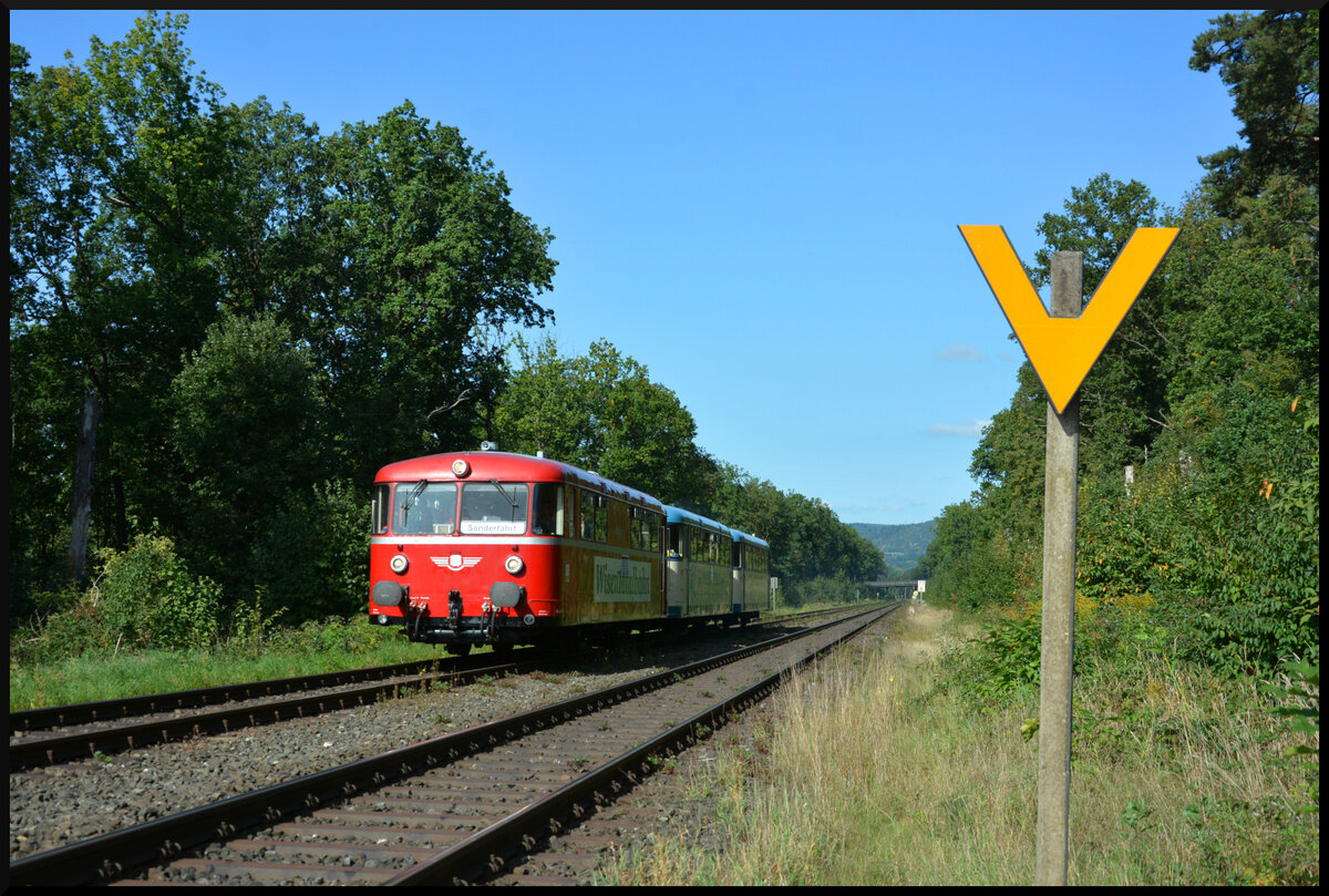 Jubiläum 175 Jahre Schiefe Ebene: Der Schienenbus 798 813-1 (Wisentatalbahn) brummt am 30.09.2023 mit freundlichem Pfiff an den zahlreichen Fotografen vorbei die Schiefe Ebene von Neuenmarkt-Wirsberg nach Marktschorgast hinauf.

