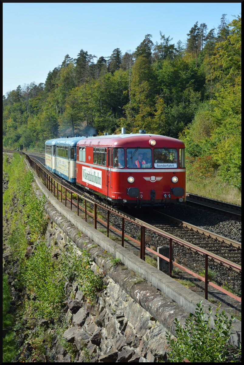 Jubiläum 175 Jahre Schiefe Ebene: Der Schienenbus 798 813-1 (Wisentatalbahn) brummt am 30.09.2023 mit freundlichem Pfiff an den zahlreichen Fotografen vorbei die Schiefe Ebene von Neuenmarkt-Wirsberg nach Marktschorgast hinauf.
