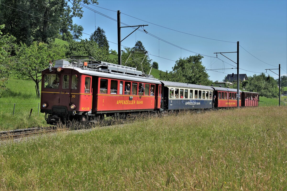 Jubiläum - 175 Jahre Schweizer Bahnen
Region Ost
Bahnwelt entdecken, erleben, erkunden
Natürlich auch die historischen Züge der Appenzeller Bahnen (AB) in Herisau am 12. Juni 2022.
Foto: Walter Ruetsch