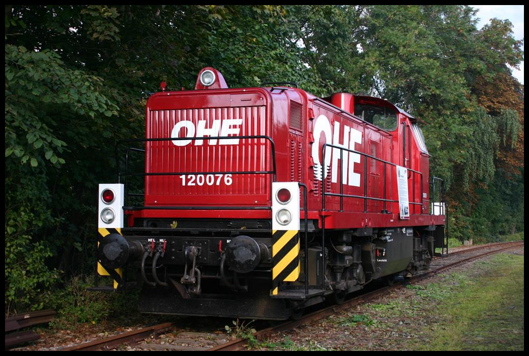 Jubiläum Ausstellung der Steinhuder Meer Bahn am 25.9.2005 in Wunsdorf: Ausgestellt war u. a. auch die OHE Diesellok 120076.