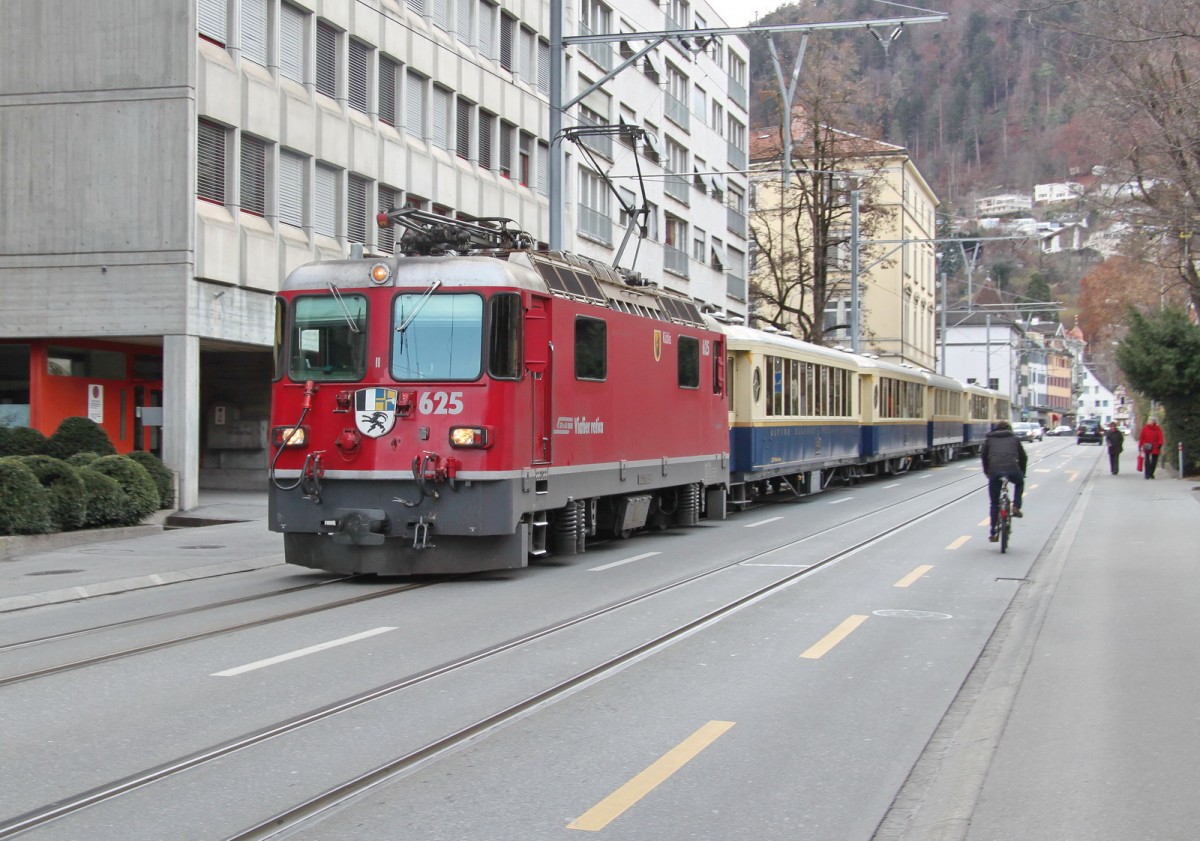 Jubiläum,100 Jahre Chur-Arosa.Alpine Pullman Classic Zug von Arosa kommend,in der Engadinstrasse in Chur.13.12.14
