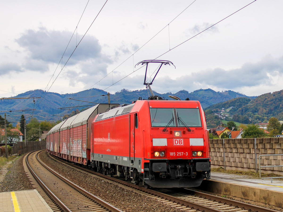 Judendorf-Straßengel. Die DB 185 257 zog am 12.10.2020 einen Autozug durch Judendorf-Straßengel. 