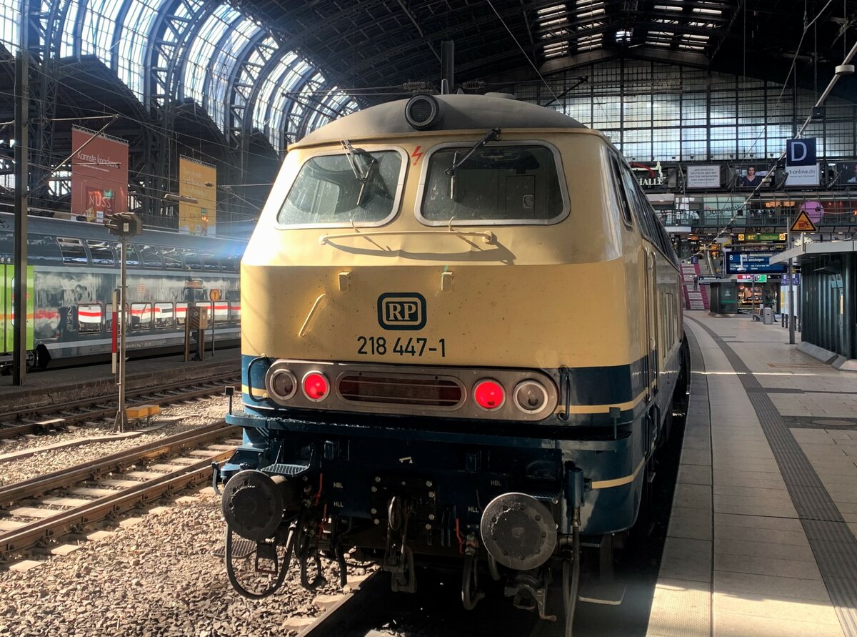 Juli 2021: 218 447-1 der RPRS hat gerade den IC 2415 von Burg/Fehmarn zum Hamburger Hauptbahnhof gebracht. 