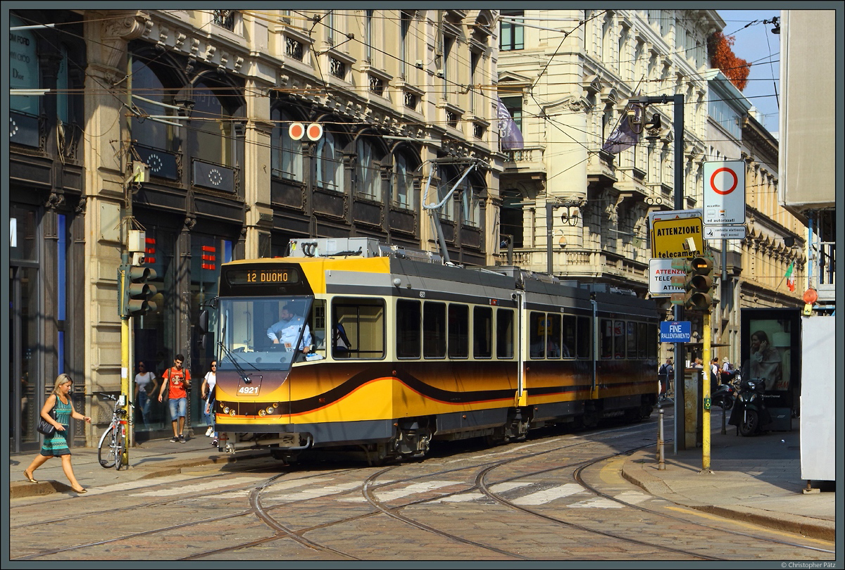 Jumbotram 4921 der Azienda Trasporti Milanesi wartet am 21.09.2018 vor dem Piazza Cordusio im Zentrum von Mailand als Linie 12 auf die Weiterfahrt. 