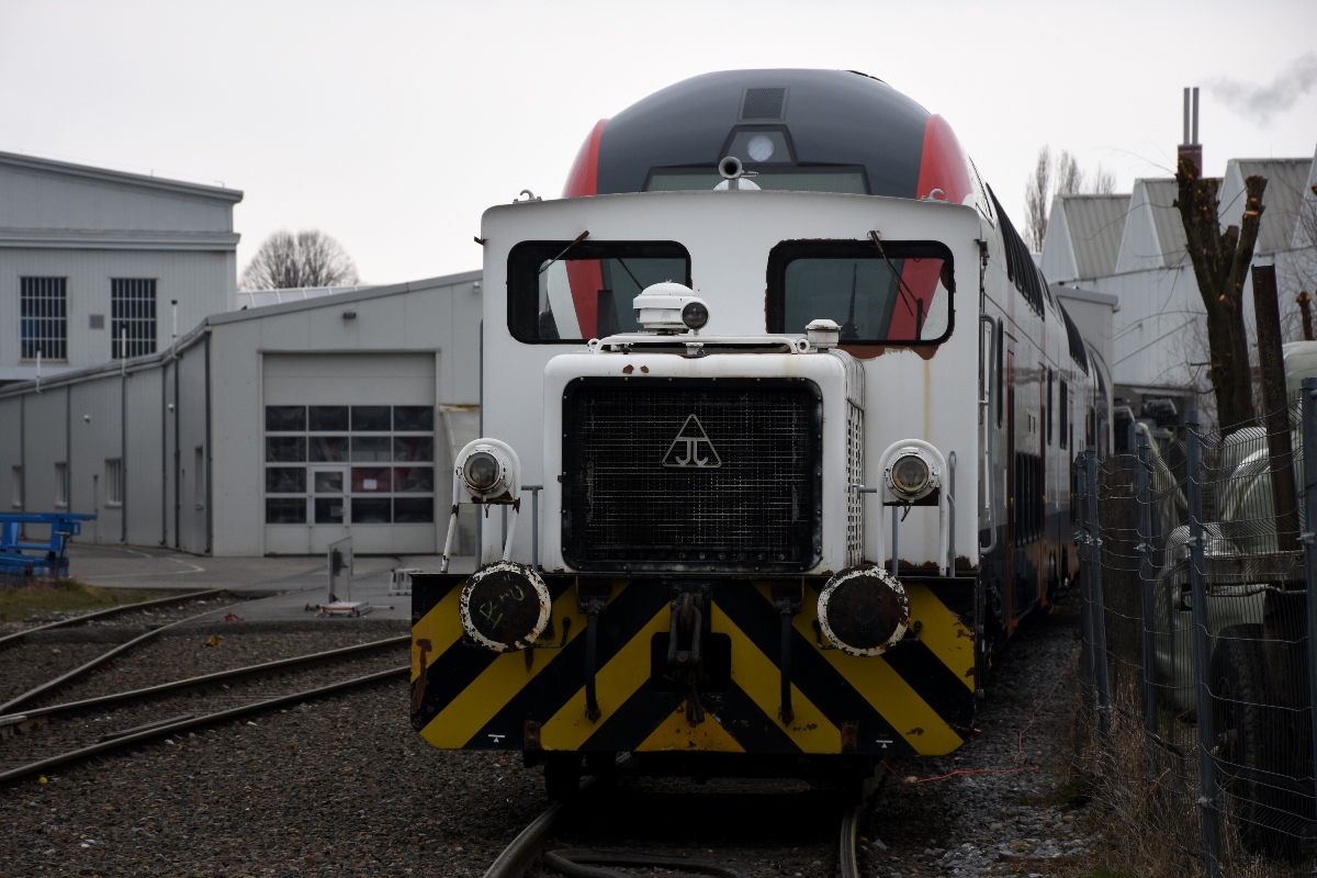 Jung-Diesellok als Werkslok der Stadler Altenrhein AG, Tm 237 929-5 in Altenrhein SG (17.03.2018) (fotografiert vom Fuss-/Radweg)