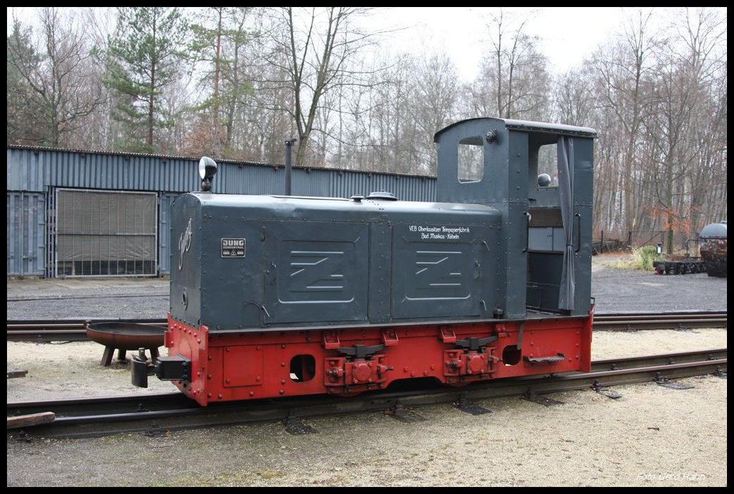 Jung Feldbahn Lok Nr. 8342, Baujahr 1939, der Wald Eisenbahn Muskau am 9.12.2016 im Freigelände in Weißwasser.